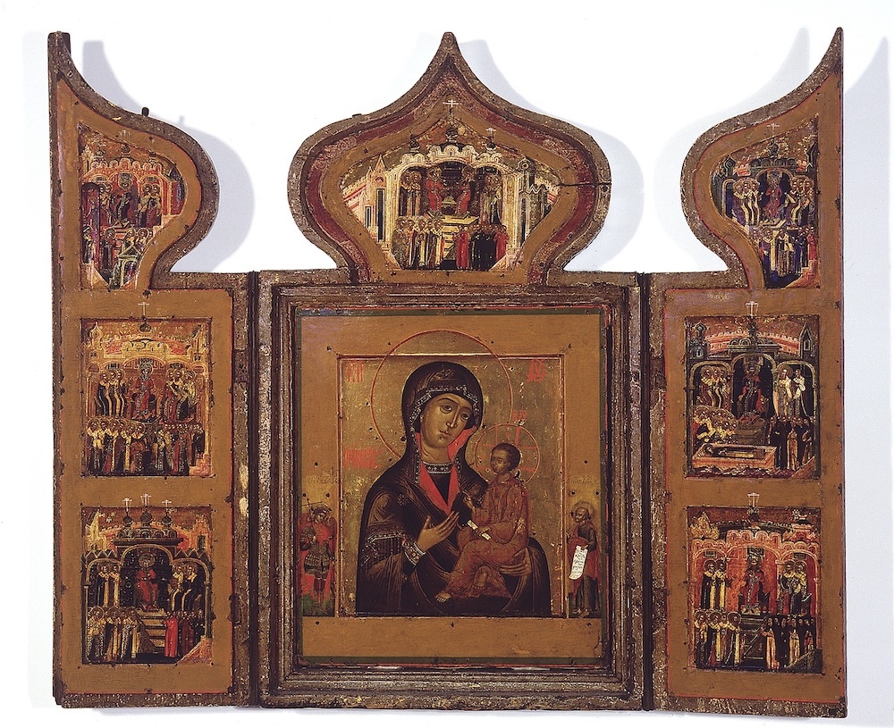 Kolmiosainen maalattu alttarikaappi, keskustassa Maria ja Jeesus.