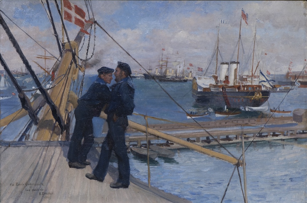 Kaksi laivastoasuista miestä nojailee laivan keulaan. Taustalla satama.