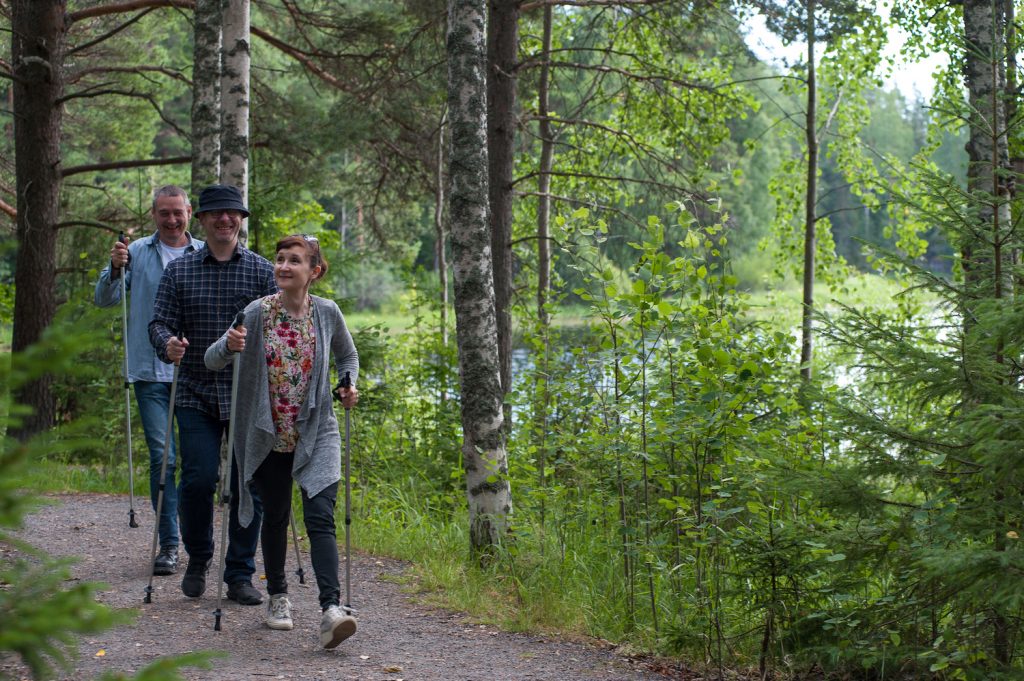 Ein Spaziergang mit Spazierstöcke auf dem Liebespfad