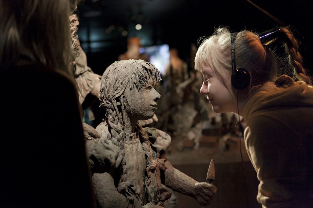 På Serlachiusmuseet Gustafs guiding för skolelever vi tar en titt i den dramatiserade huvudutställnigen, gör några aktiverande uppgifter och ser konstverk.