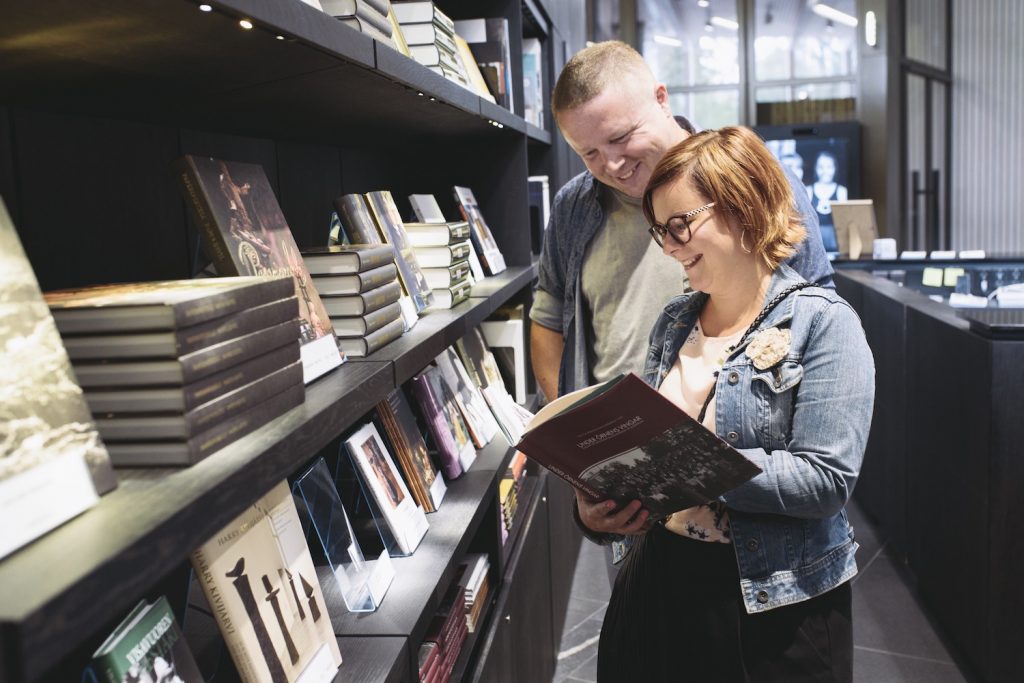 Serlachiusmuseernas två museibutiker säljer unika produkter samt Serlachiusmuseernas publikationer.