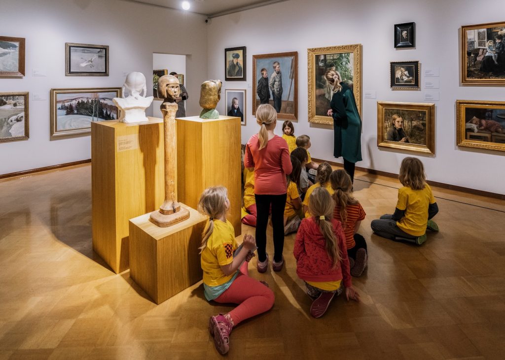 Lapsia näytteyssä Serlachius museossa