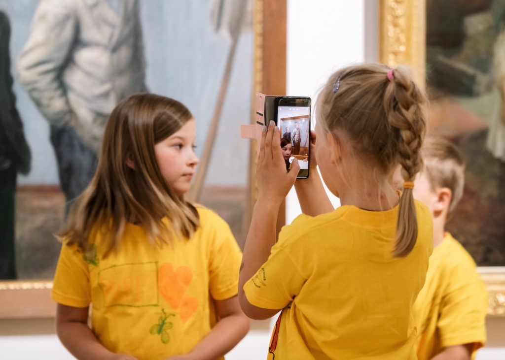 Lapset valokuvaamassa taidemuseo Göstan kartanossa