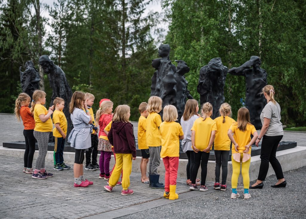 Serlachius Museums offer a workshop Enchanting sculpture as a programme for schools at Gösta.