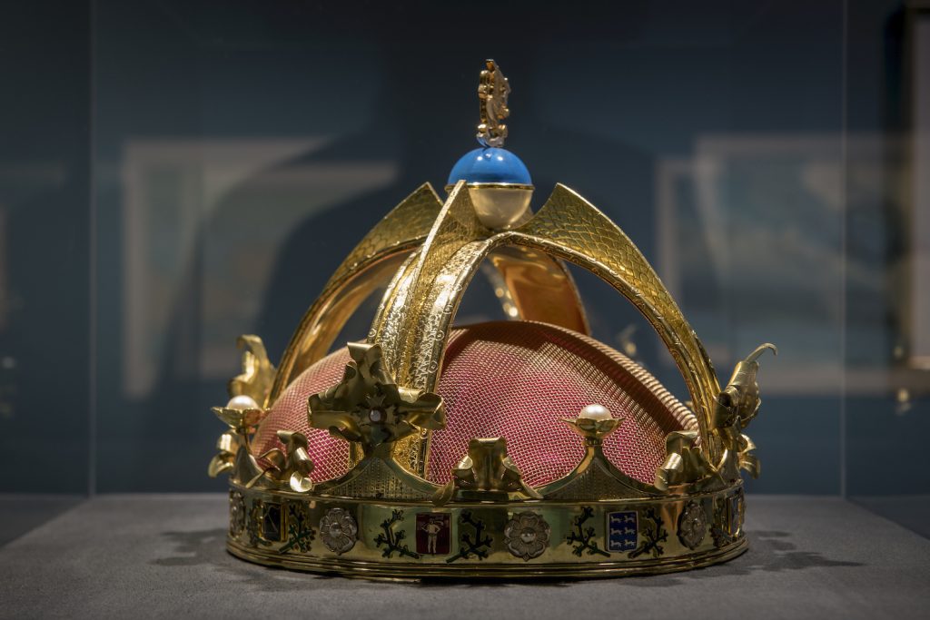 Serlachius shows the crown of the Finnish king designed by Ehrström