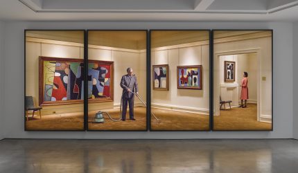 Rodney Graham, Gallerian imurointi 1949, 2018, maalattuun alumiiniseen valokaappiin pohjustettu kromogeeninen valokuva. Courtesy Museum Voorlinden, Wassenaar. Kuva: Rodney Graham.