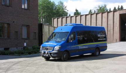 Serlachius-Bus fährt zwischen Tampere und Mänttä. Ihre direkte Busverbindung zu Serlachius Museen