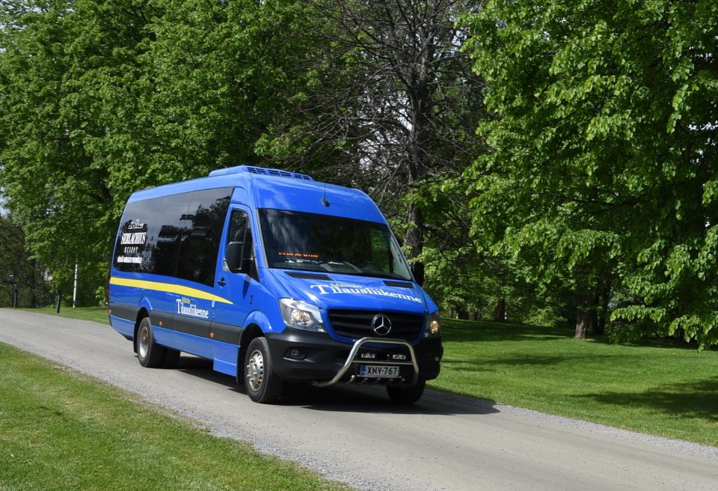 Serlachius-Bus. Ihre direkte Verbindung von Tampere zu den Serlachius Museen in Mänttä-Vilppula.