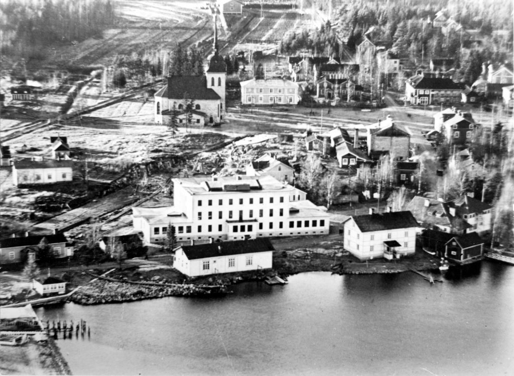 G. A. Serlachius Ab:s tidigare huvudkontor med sin omgivning år 1935. Serlachiusmuseers bildarkiv.