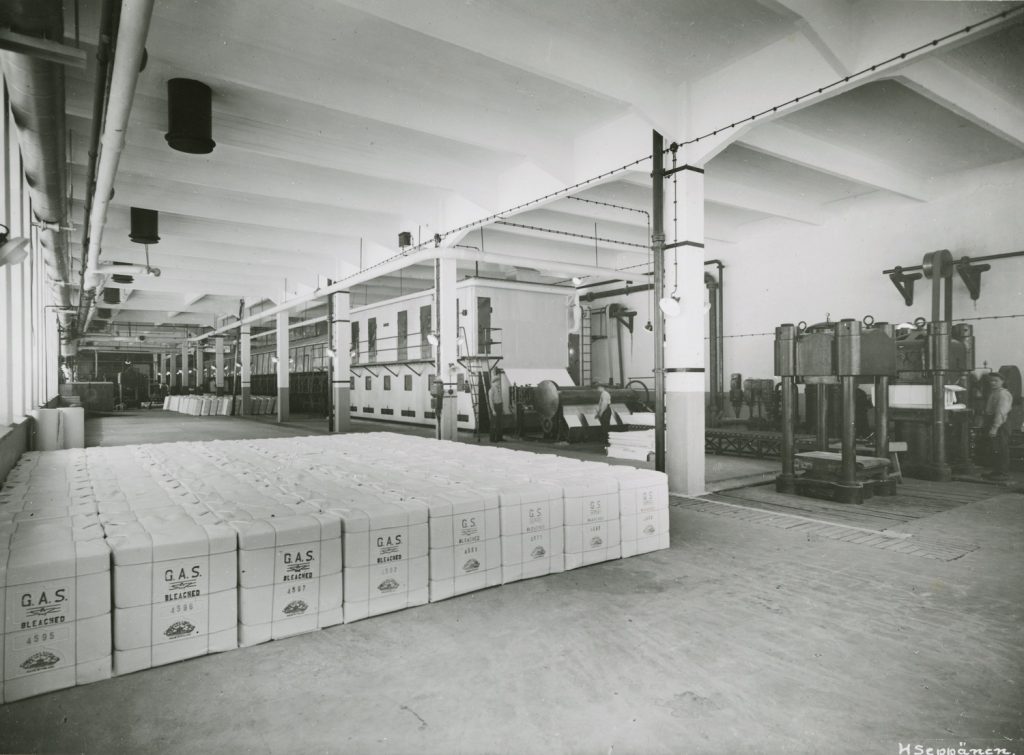 Mäntän sellutehtaan kuivaussali  vuonna 1938, Serlachius-museoiden kuva-arkisto.
