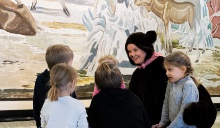 Marja Mesikämmen lasten kanssa SErlachius-museo Gustafissa.