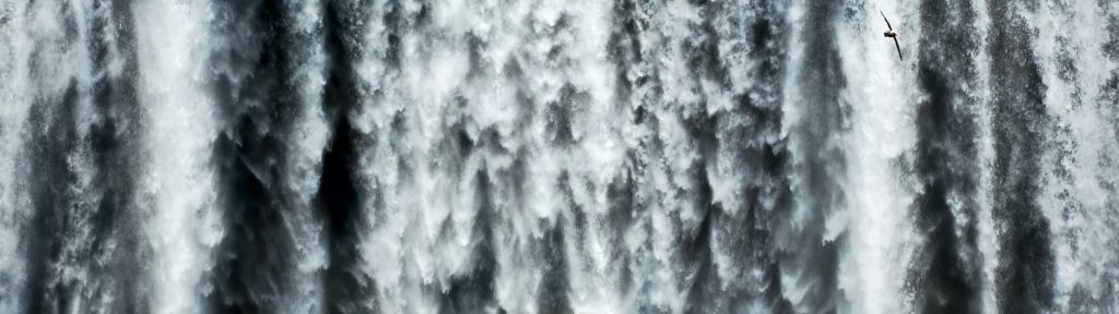 Santeri Tuori, Waterfall #2, 2021, kaksikanavainen HD videoinstallaatio.
