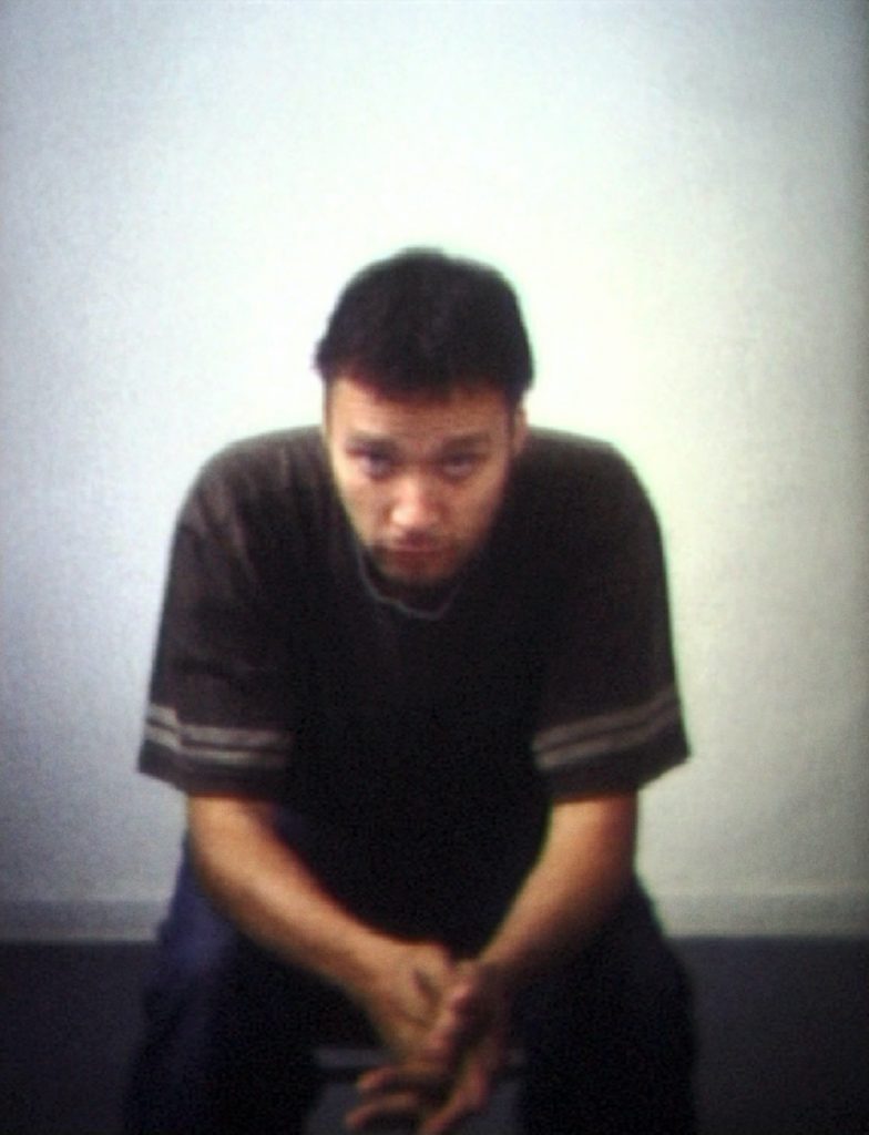 Santeri Tuori, Posing Dzoni 1, 2000, monikanavainen videoinstallaatio. 