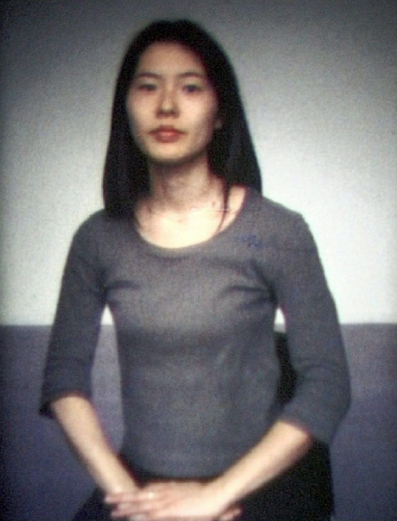 Santeri Tuori, Posing Time, Makiko 2, 2000, monikanavainen videoinstallaatio.