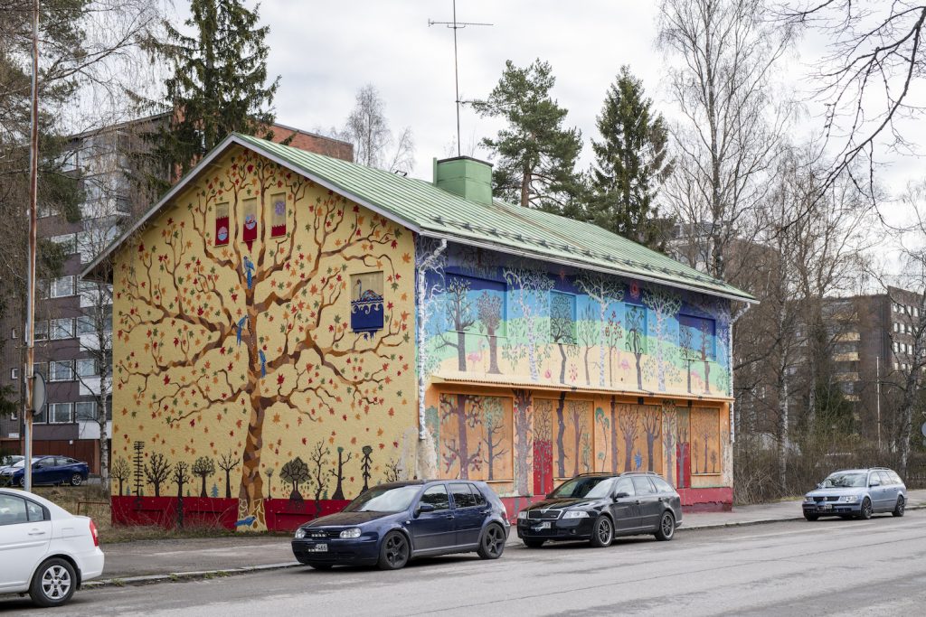 Viva Granlund, 100+++TREES, 2017. Muraali Kauppakadulla Mäntässä. Kuva: Sampo LInoneva.