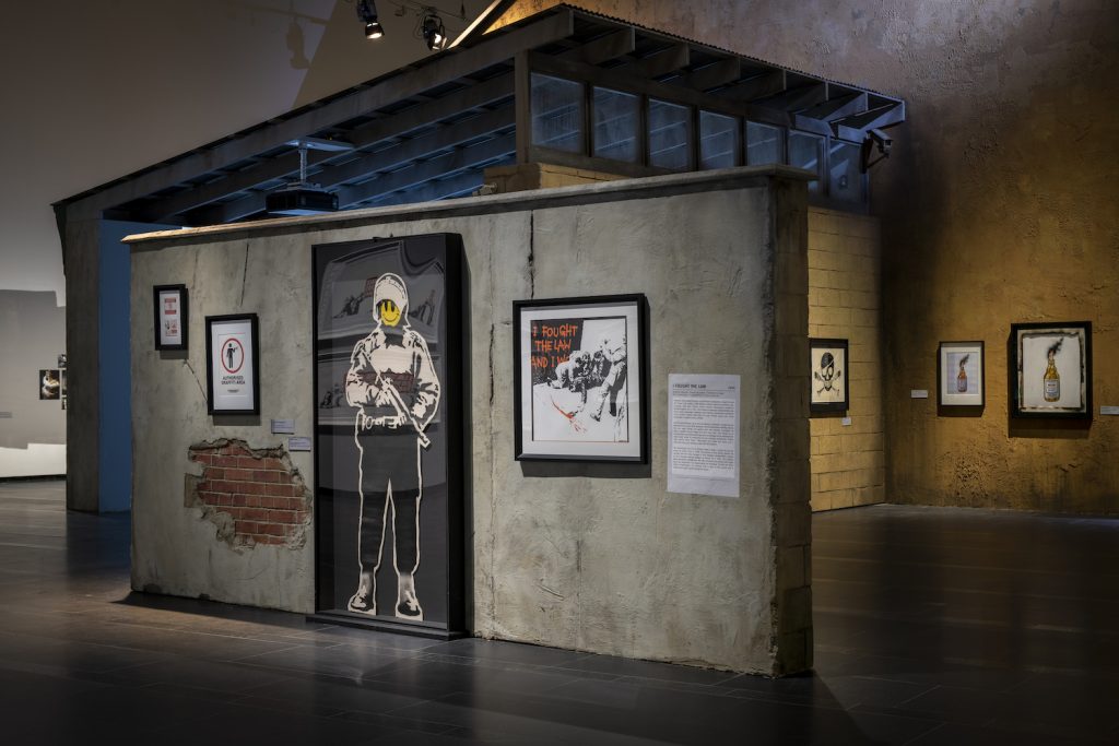 Banksy. A Visual Protest – näkymä Serlachius-museoiden näyttelystä 2021. Kuva: Sampo Linkoneva.