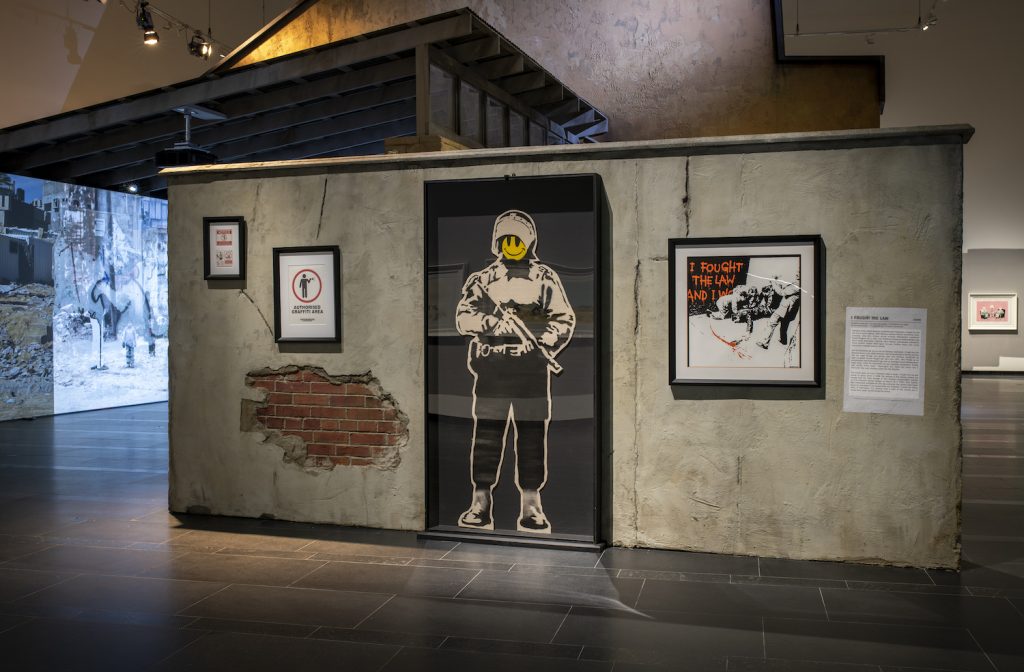 Banksy. A Visual Protest – näkymä Serlachius-museoiden näyttelystä 2021. Kuva: Sampo Linkoneva.