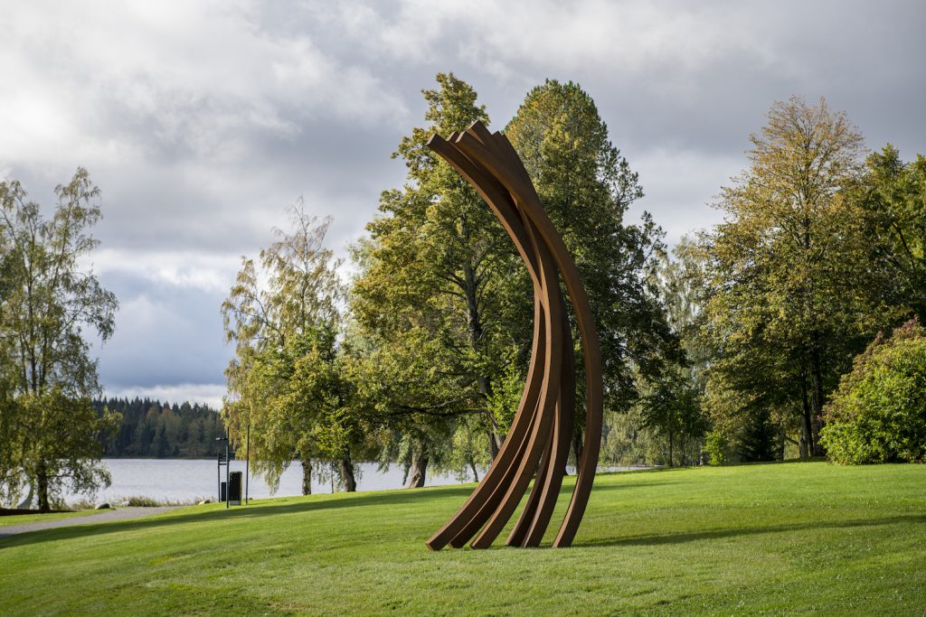 Bernar Venet, 88.5° Arc x 7 from the series Vertical Arcs, Corten steel, Gösta Serlachius Fine Arts Foundation. Photo: Sampo Linkoneva.