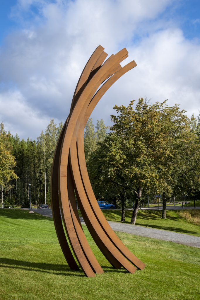 Bernar Venet, 88.5° Arc x 7 from the series Vertical Arcs, Corten steel, Gösta Serlachius Fine Arts Foundation. Photo: Sampo Linkoneva.