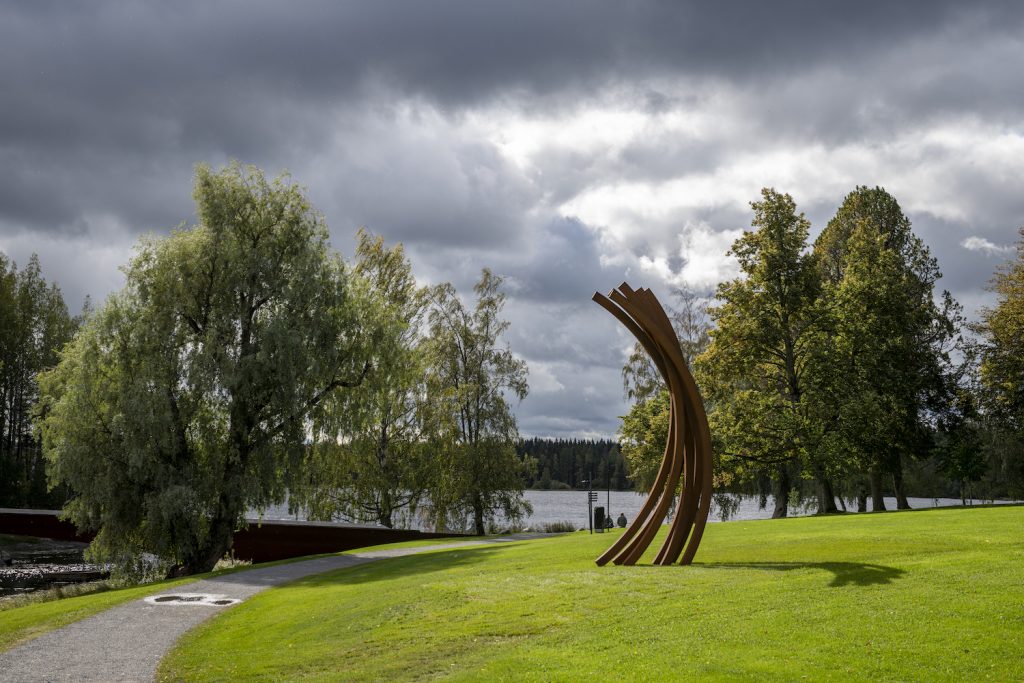 Bernar Venet, 88.5° Arc sarjasta Veritical Arcs, Gösta Serlachiuksen taidesäätiö. Kuva: Sampo Linkoneva.