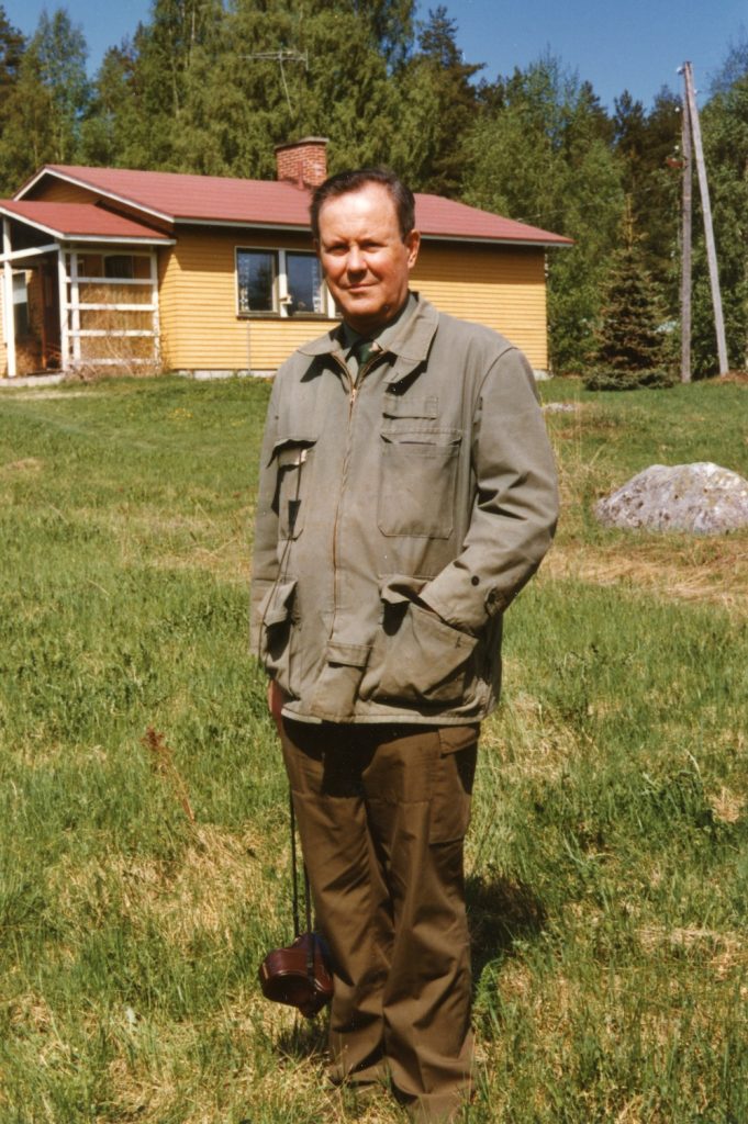 Gustaf Serlachius Simunankoskella kalastamassa 1985.