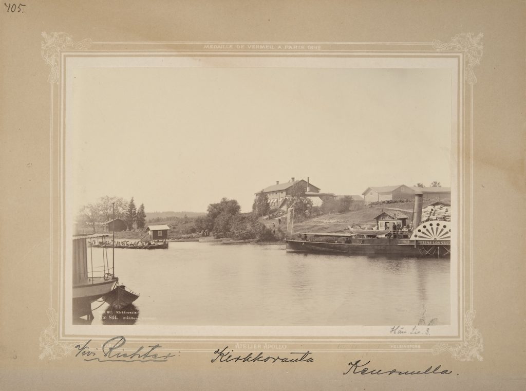 Ship Keuru, a church boat and steam boat Elias Lönnrot at the church shore in Keuruu in the 1890s. News Paper Aamulehti wrote 16 June 1892: ”At present, two ships visit regularly on Sundays the church shore in Keuruu , i.e.. ”Keuru” and ”Elias Lönnrot”. Once we have the railway service running, there is going to be a plenty of whistles  beeping at Keuruu village on Sundays.” Photographer: Vivi Richter. Photo: Ethnographic picture collection, Nba. 