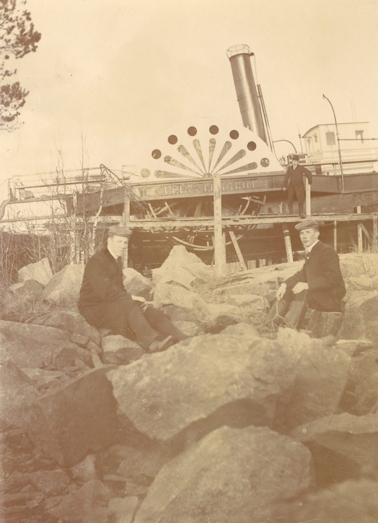 Elias Lönnrot hauled up for winter storage. Located in the middle of the vessel, the padel wheels powered by the steam engine are visible in the picture. Photo: Serlachius Museums, image collection.