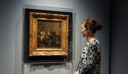 Asiakas katsoo Teniers nuoremman teosta Serlachius-museo Gösta