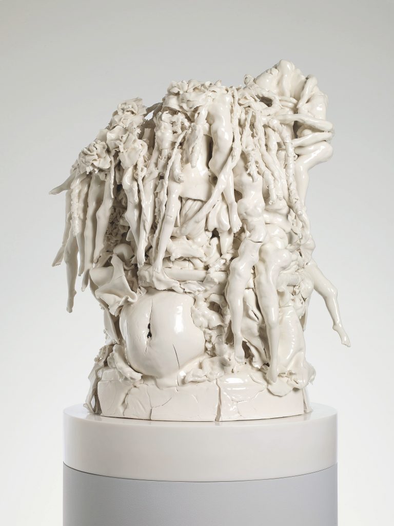 Rachel Kneebone, Triptyykki (pyöreä), 2014, posliini, Corian ja liima, taiteilijan omistuksessa. Kuva: White Cube