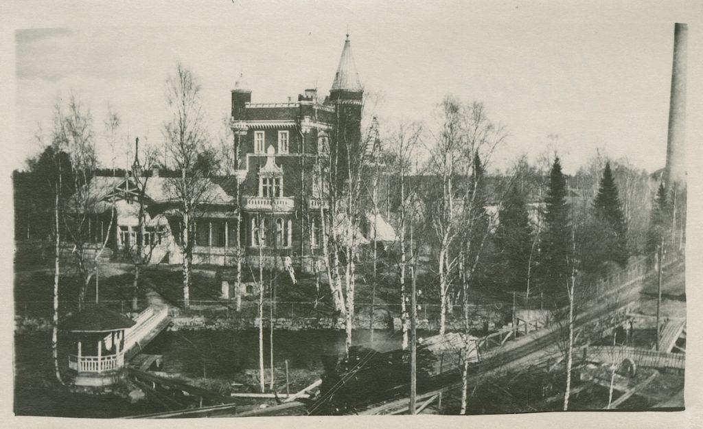 A landscape from Mänttä. On the left, Mänttä Castle, which was built for G. A. Serlachius home and its gazebo. On the foreground, locomotive No. 4  Baldwin "Amerikaanari" chugging on the narrow gauge track. Photograph: Sigurd Holmberg (?). Gösta Serlachius Fine Arts Foundation, Photograph Collection.