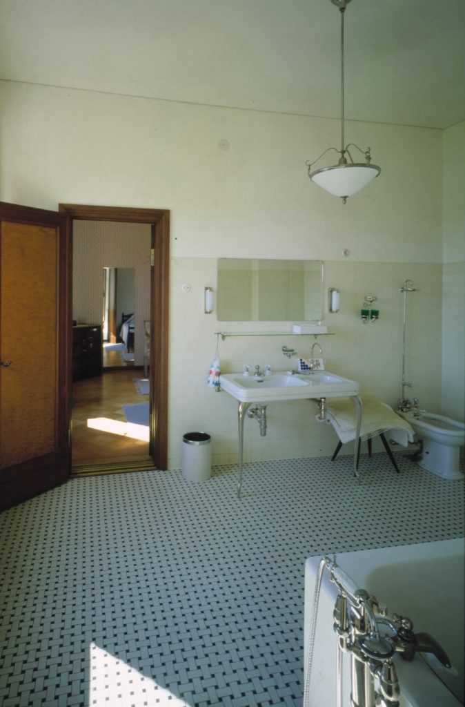 Joenniemen kartanon yläkerran kylpyhuone 1982 ennen kartanon peruskorjausta. Serlachius-museoiden kuva-arkisto