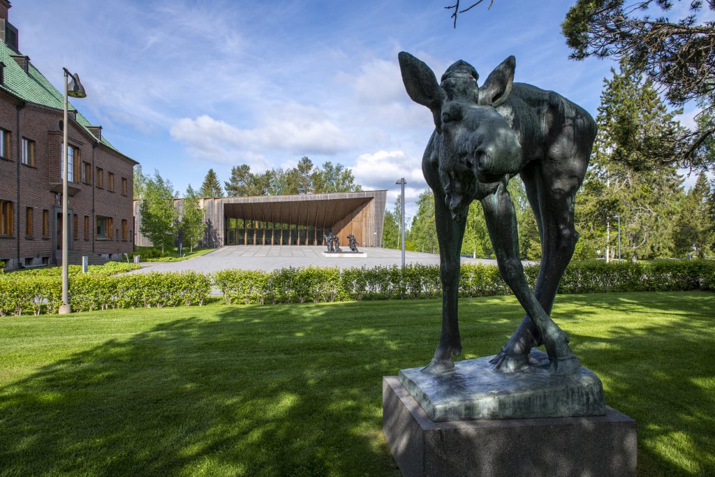 On the front yard of Museum Gösta in the shadows stands a large bronze sculpture depicting young elk looking at us curiously.