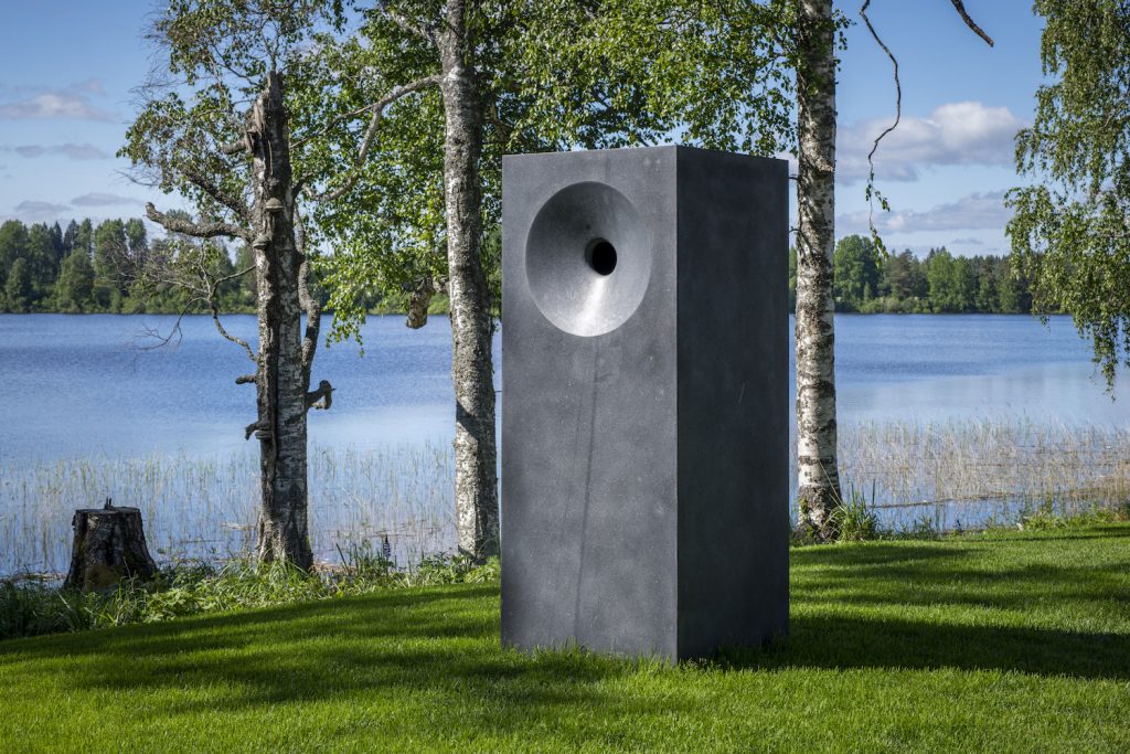 Laura Könönen, Mood, 2014, musta dioriitti, äänentoistolaitteet, ääni, korkeus 200 cm, Gösta Serlachiuksen taidestäätiö. Kuva: Sampo Linkoneva