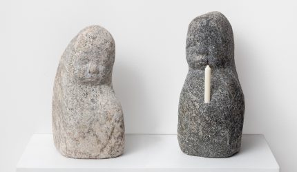 Anne Koskinen, Arsenia (Foundling) 2019 ja Guardian XVI, 2019, luonnonkivi. Kuva: Jussi Tiainen, Galerie Anhava.