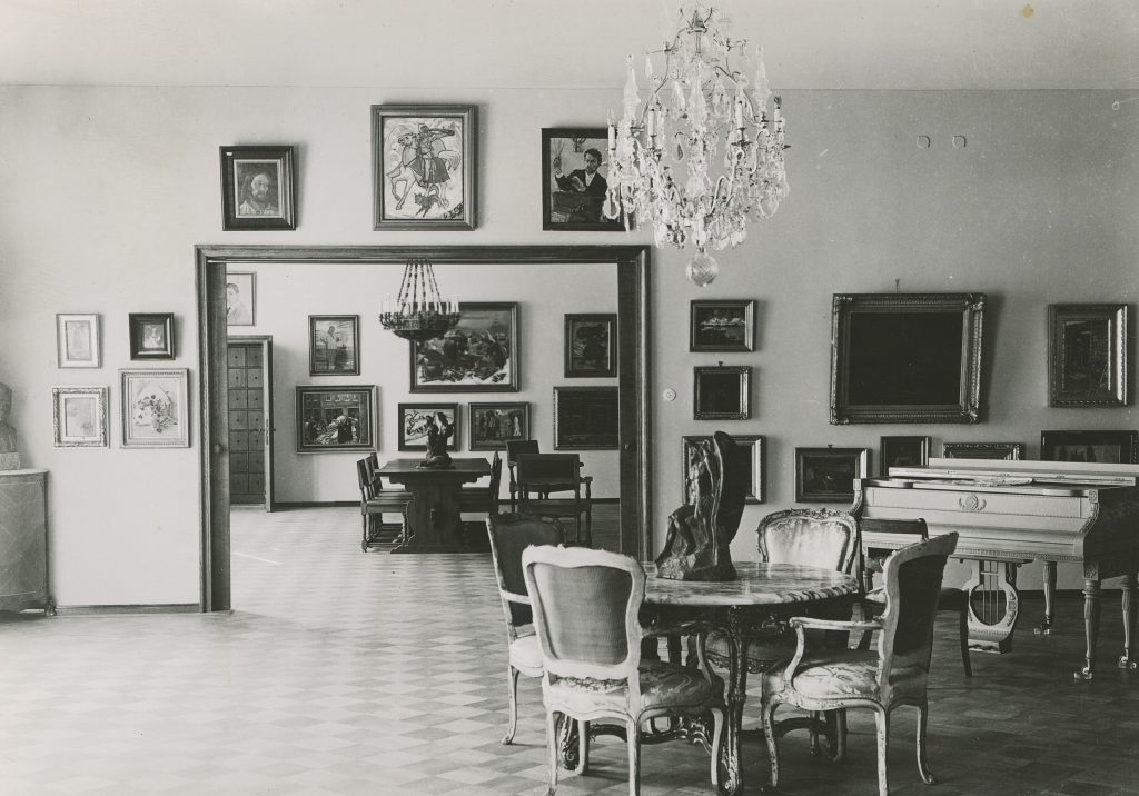 Joenniemen taidemuseon sali vuonna 1946 pian museon avaamisen jälkeen, Serlachius-museoiden kuva-arkisto.