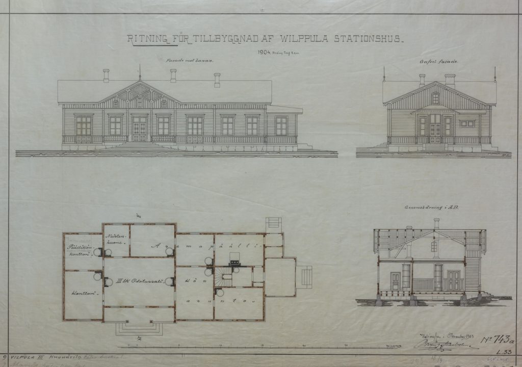 Bruno F. Granholmin vuonna 1903 signeeraama Vilppulan aseman muutospiirustus. Selvimmin havaittava muutos oli asemapäällikön asunnon sisäänkäyntiin rakennettu kuisti. Piirustuksesta näkee, että naisilla oli oma odotushuone. Kuva: Suomen kansallisarkiston kokoelmat.