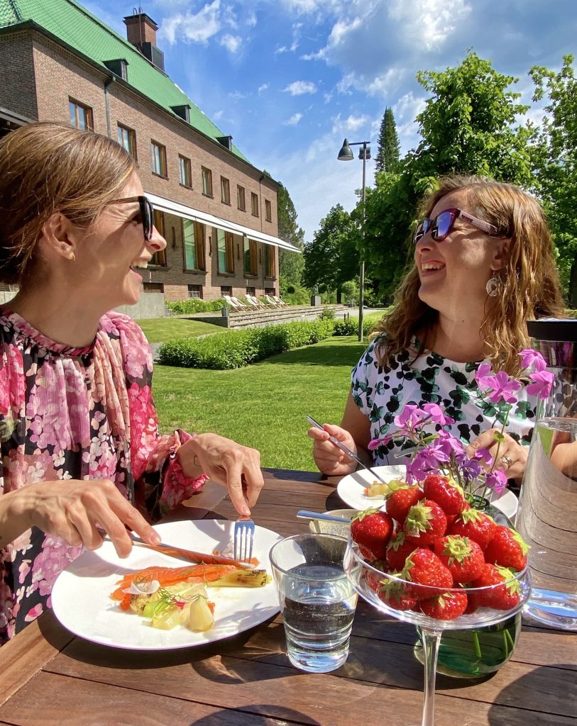 Naiset ravintola Göstan terassilla. Kuva: Suvi Rauhala