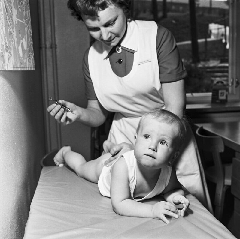 Babies at the maternity clinic of the Tuberculosis Association. A baby being vaccinated in 1961. Photo: UA Saarinen. JOKAUAS2_7675:3/Journalistic image archive JOKA