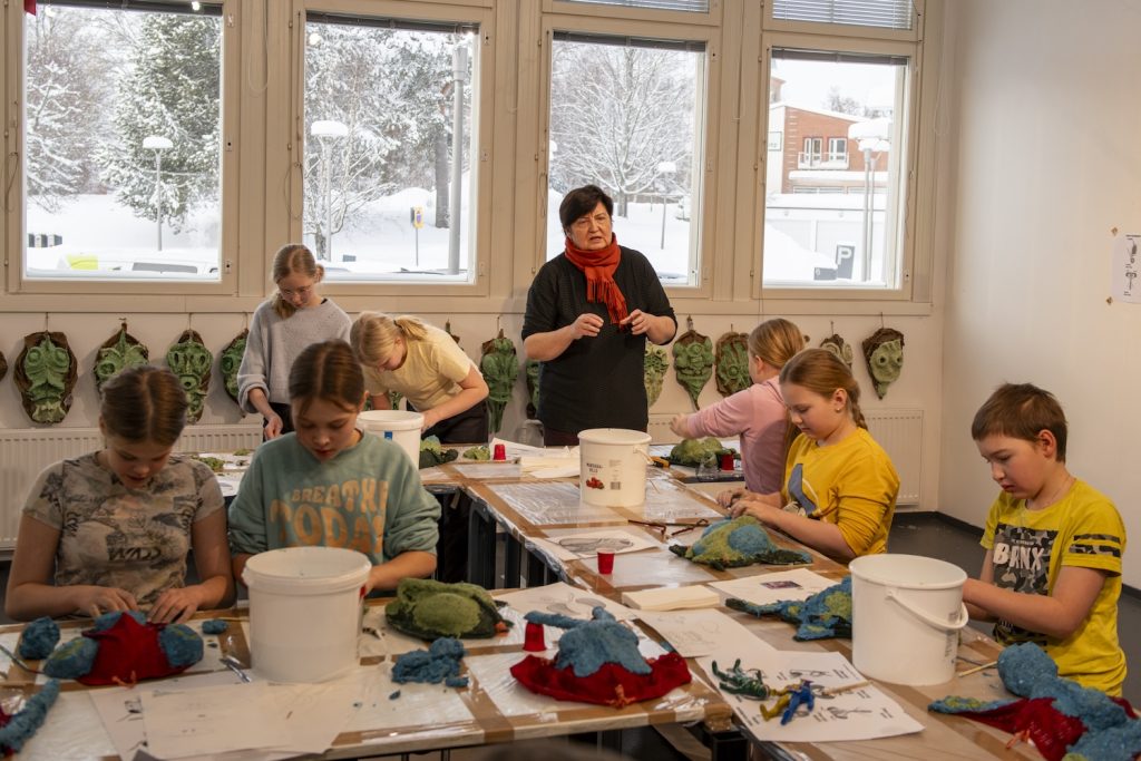 Liuksialan koulun oppilaat muovaavat paperimassasta naamioita Taidelinna 2024 -työpajassa Serlachius-residensissä. Kuva: Serlachius, Sampo Linkoneva