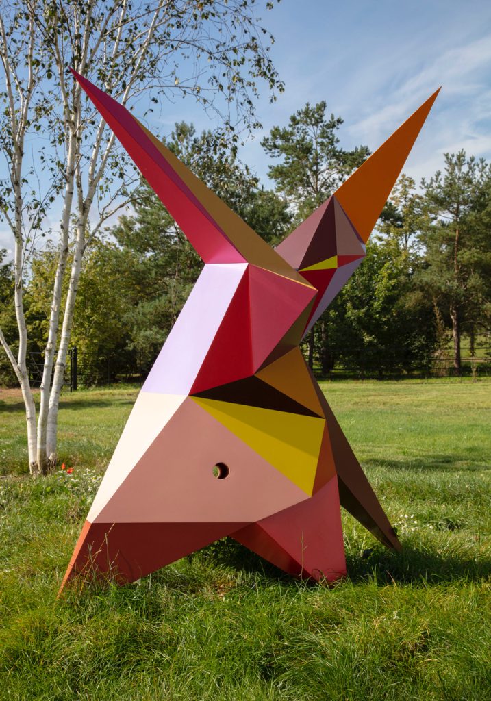Keith Tyson, Moniulotteinen avaruudenvarjo (jossa reikä), 2023, maalattu ruostumaton teräs, 320 ✕ 225 ✕ 159 cm. Kuva: Keith Tyson Projects
