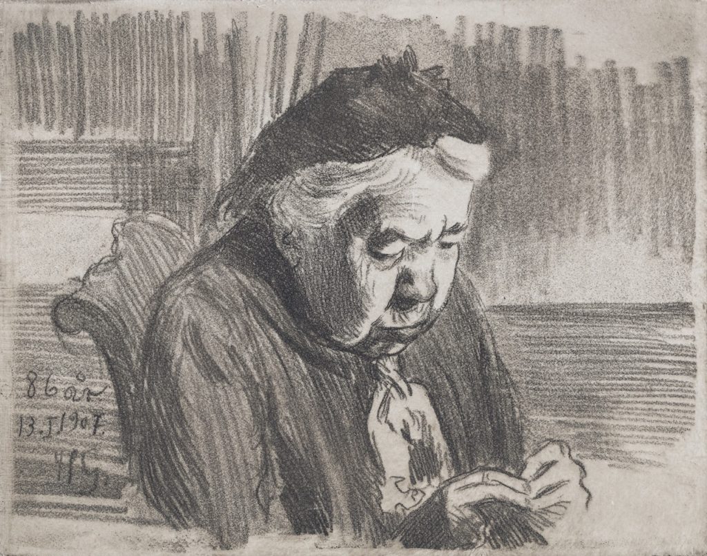 Lyijykynäpiirustus vanhasta naisesta, joka katsoo alaspäin käsiinsä.