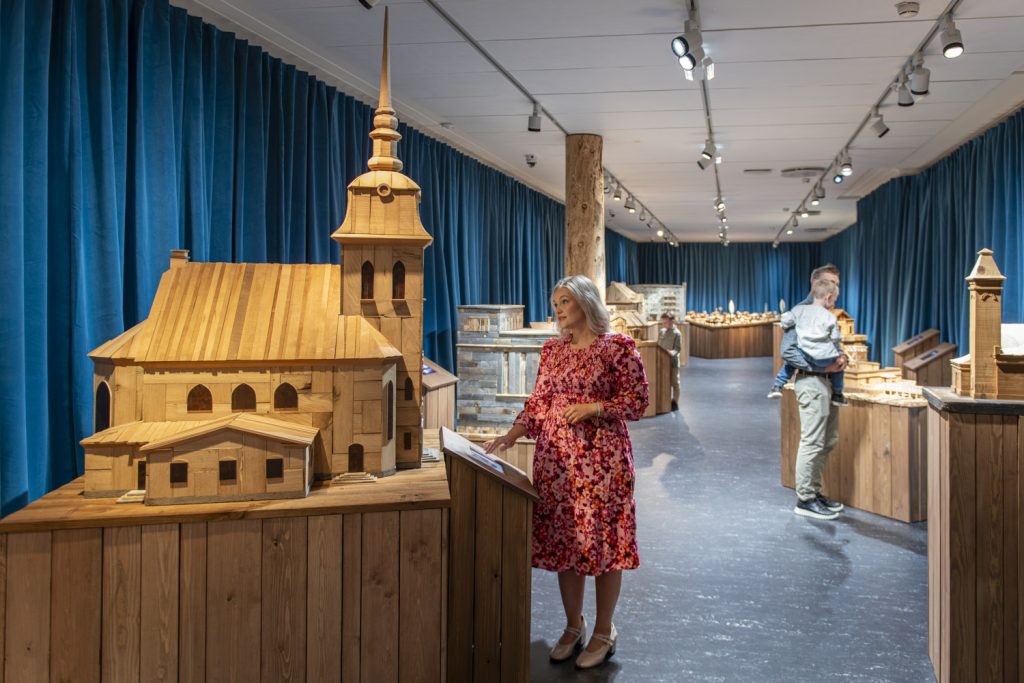 Nuori nainen katselee Mäntän rakennuksista tehtyjä pienoismalleja.