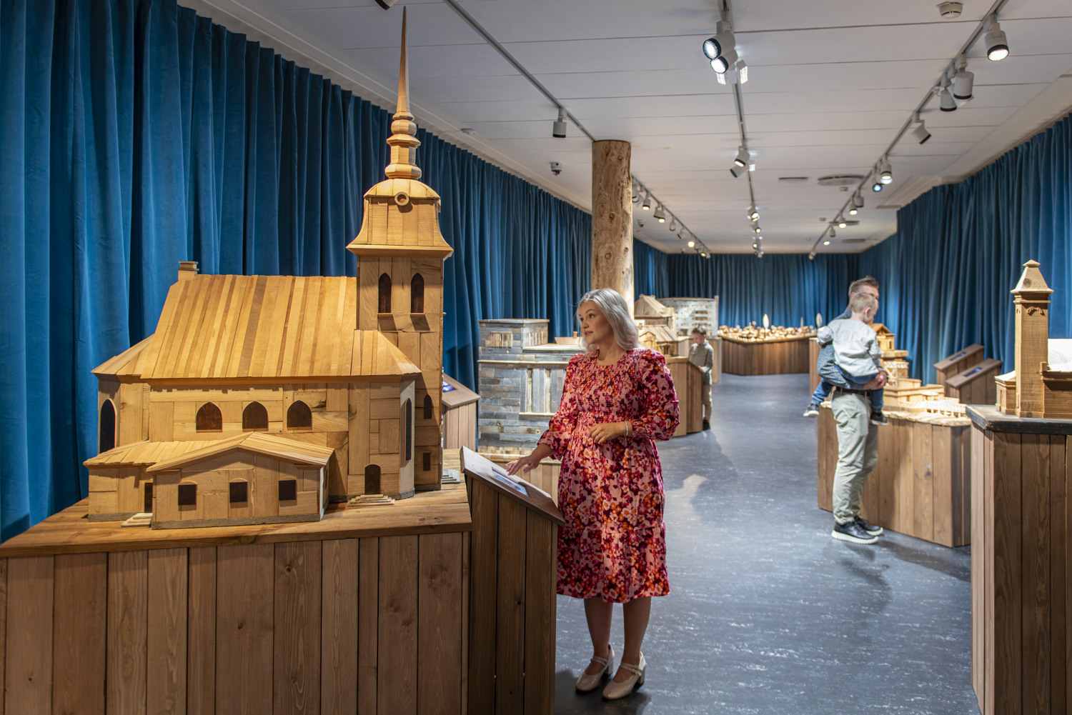 Nuori nainen katselee Mäntän rakennuksista tehtyjä pienoismalleja.