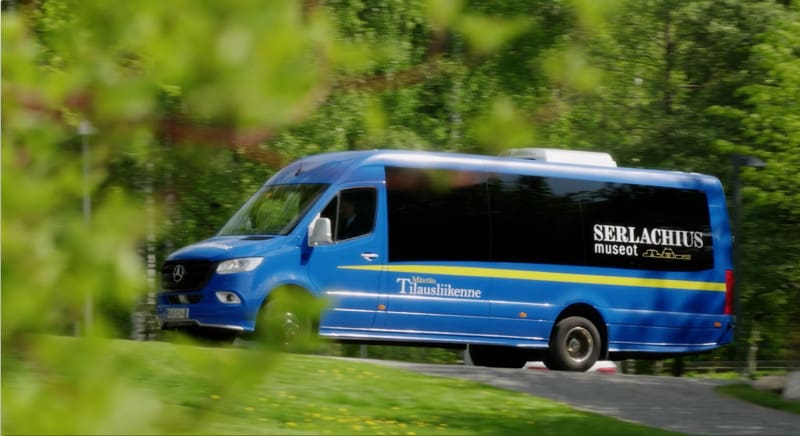 Serlachius Art & Sauna Express -bussi ajossa.