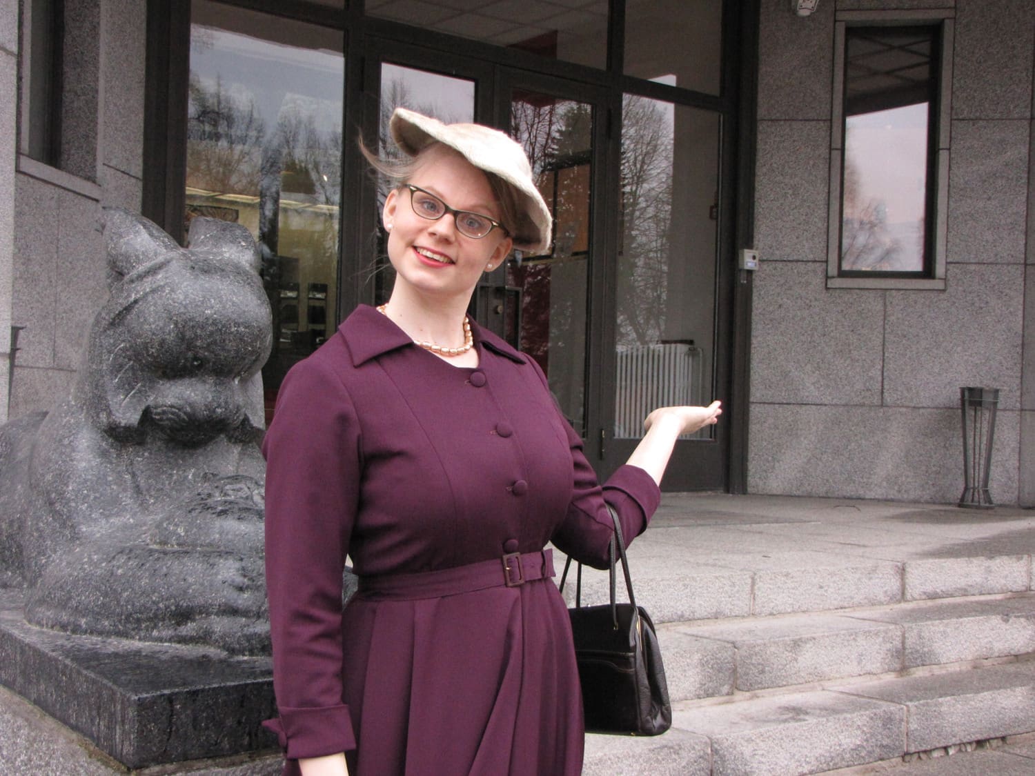 Draamaopas toivottaa tervetulleeksi 1950-luvun vaatteissa.