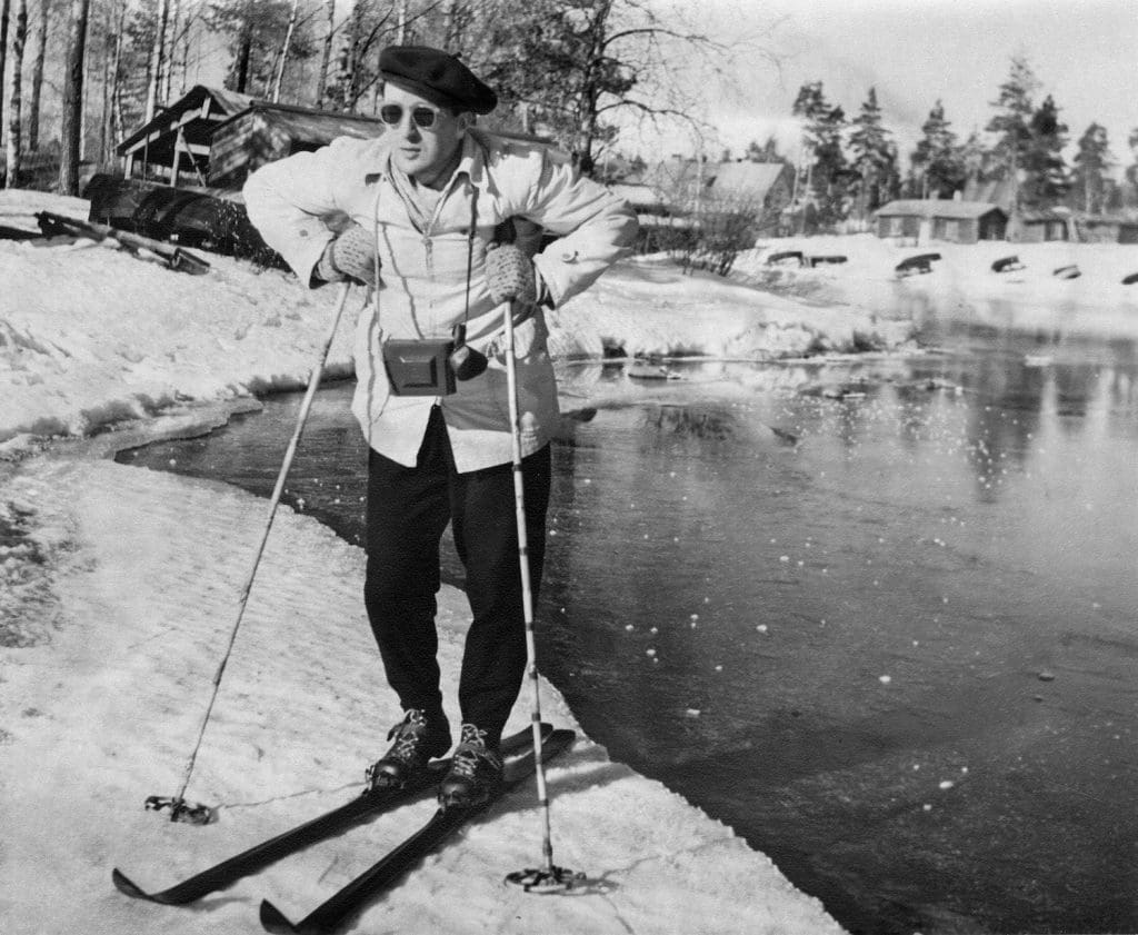 Ahti Keskinen hiihtää Rusinniemessä. Kuva: Ahti Keskisen kuvakokoelma, Serlachius