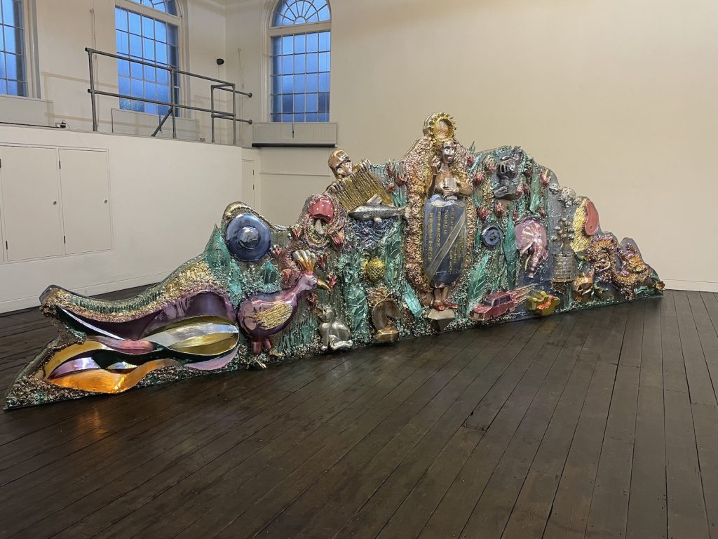 Anssi Kasitonnin koristeellinen veistos vanhasta rakennuksen päätykolmiosta.