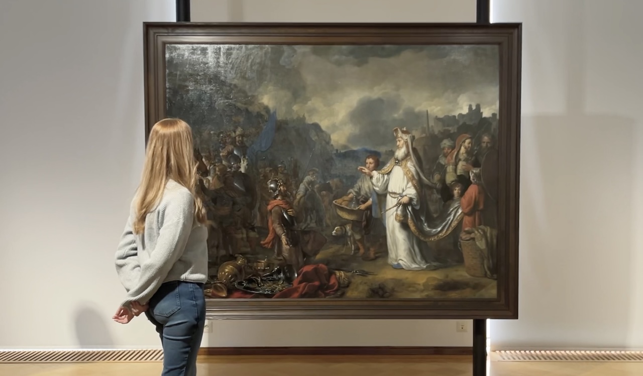 Kuvassa puolittain selin oleva nainen katsoo Eeckhoutin maalausta.