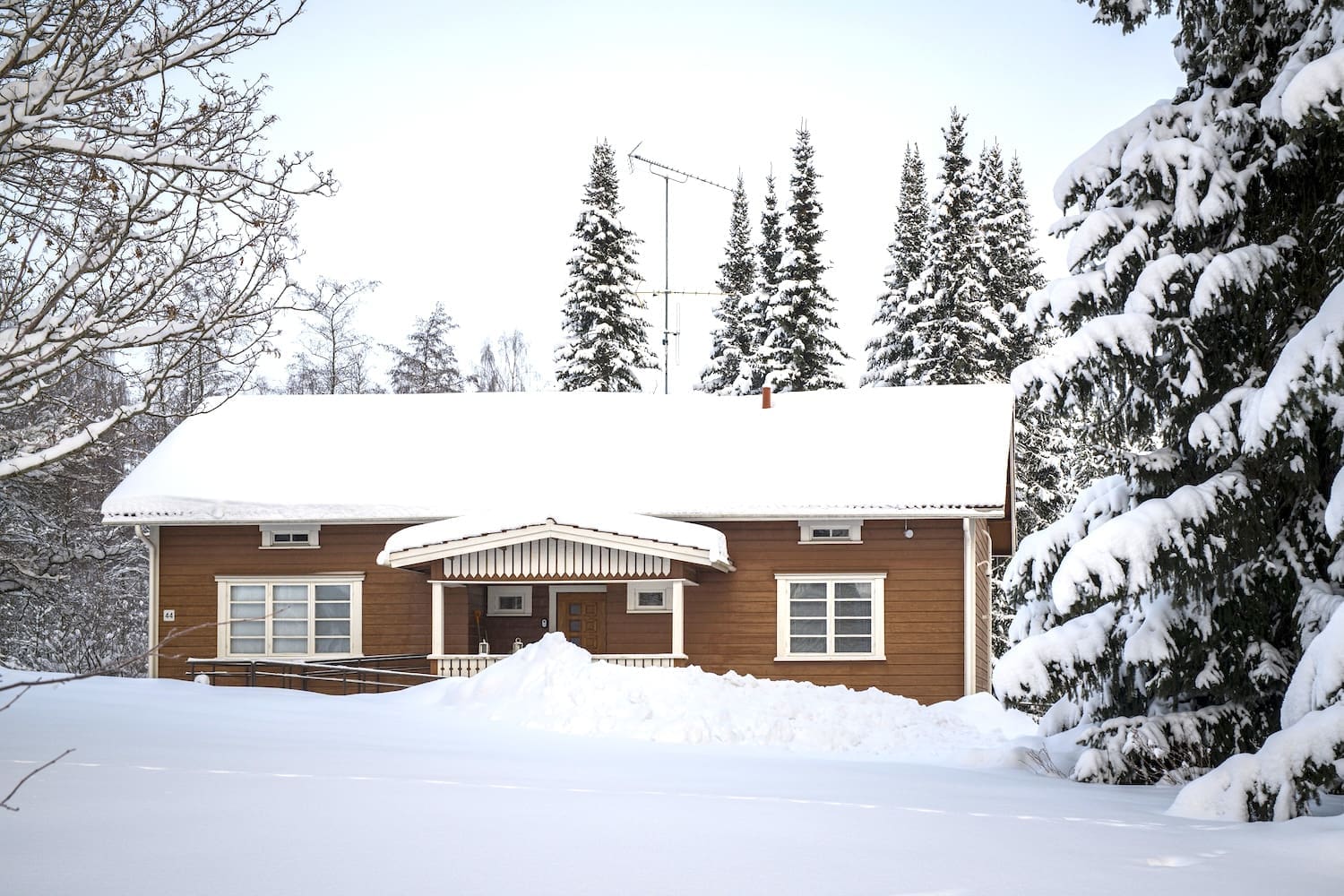 Serlachius Residenssin majoitusrakennus Einola lumihankien keskellä.