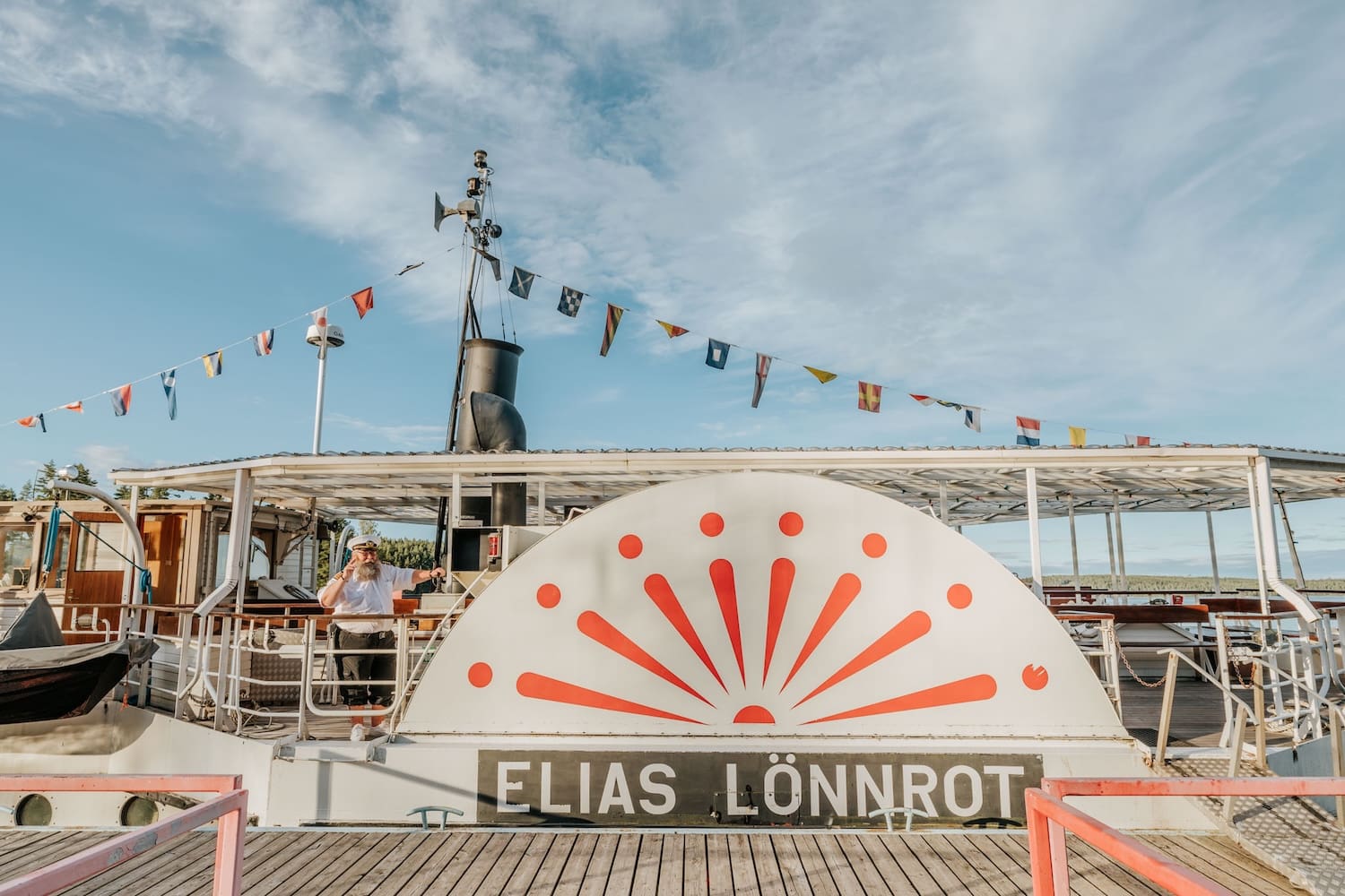 Siipirataslaiva Elias Lönnrot satamassa.